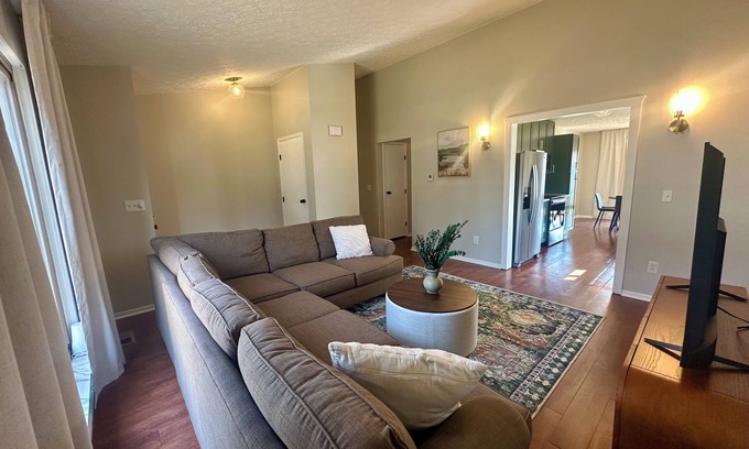 Grove City Maison | Charming 2-bedroom House with WiFi in Grove City