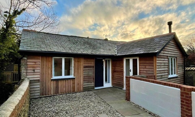 Maiden Newton Cabine | Charming 2-Bed Lodge in Dorchester