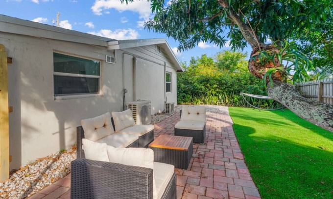 Poiciana Park II Maison | Charming 2 Bed 1 Bath Cottage in WPB