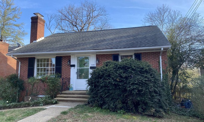 Fry's Spring Maison | Charming 2 bedroom Brick Cottage in Charlottesville, minutes from Scott Stadium