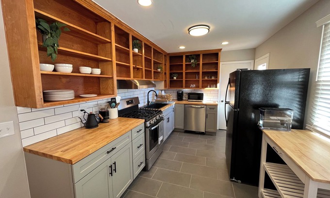 Locust Grove Maison | Charming 2-bedroom house on Meadow Creek