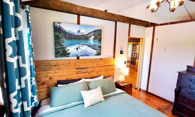 Hamilton Township Cabine | Charming 2-bedroom cabin in enchanting Gores Landing with WiFi, AC, hot tub/pool