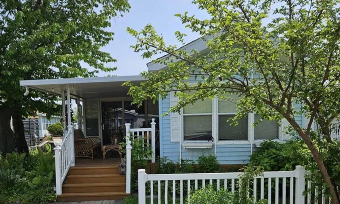 Sherkston Cabine | Charming 2-bedroom cabin with WiFi and AC in delightful Port Colborne