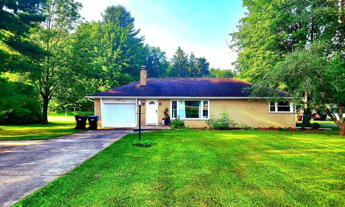 Conneaut Lake Maison | Charming 2-bedroom house in serene Conneaut Lake with AC, WiFi, large backyard