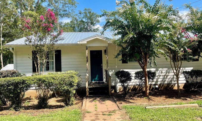 Milledgeville Appartement | Charming 2-bedroom lakeside apartment with access to beautiful Lake Sinclair.
