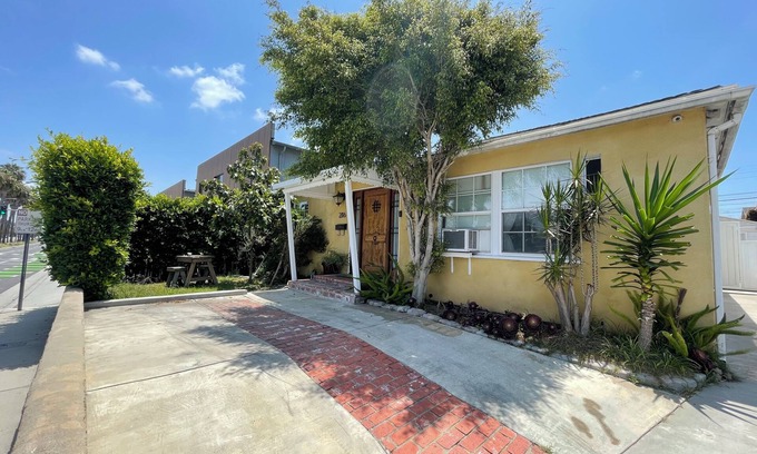 North Redondo Maison | Charming 2-bedroom house, 1.7miles from Manhattan beach pier with WiFi, AC
