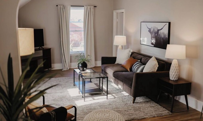 St. Charles Appartement | Charming 2-bedroom upper apartment in fabulous downtown Saint Charles, MN.