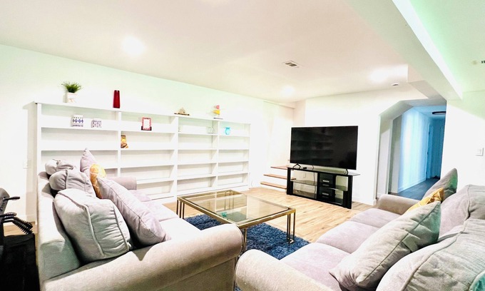 Lynnwood Maison | Charming 2-bedroom & 1 Full bath basement apartment with AC in lovely Edmonds