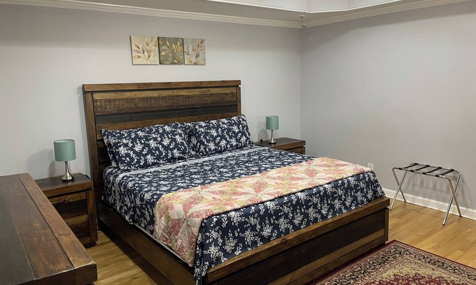 Johns Creek Maison | Charming 2-bedroom 1 bath, Livingroom, full kitchen, WiFi & AC in Alpharetta.