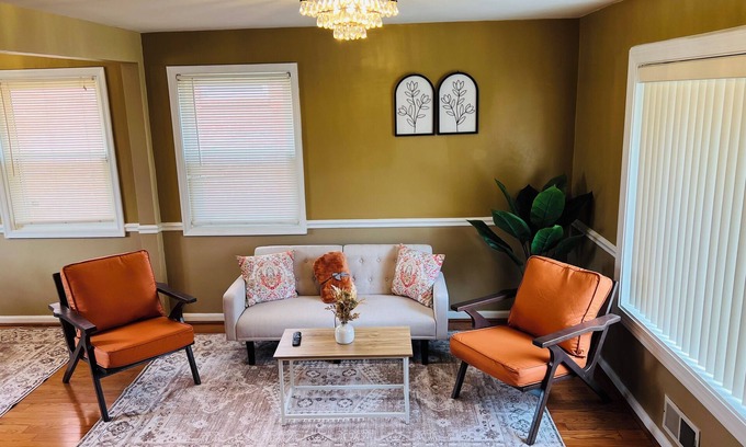 Northeast Maison | Charming 2-bedroom and 1 bathroom townhome in welcoming Washington with AC