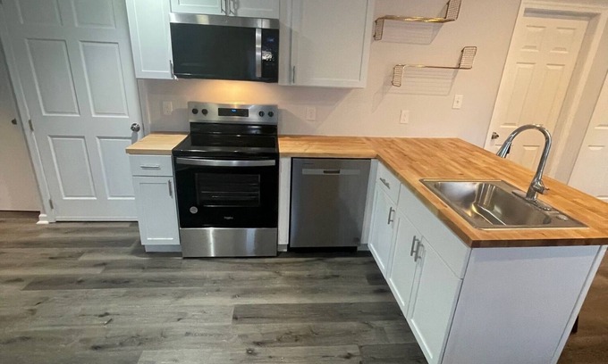 Aston Appartement | Charming 2-bedroom apartment with WiFi, AC in welcoming Media