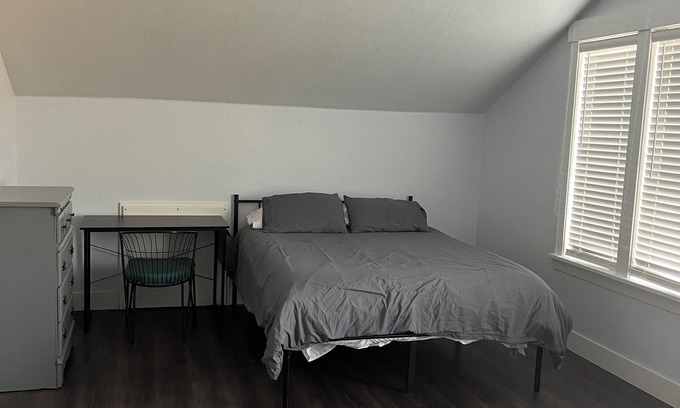 Creswell Maison | Charming 2-bedroom attached apartment with AC, WiFi in adorable Creswell