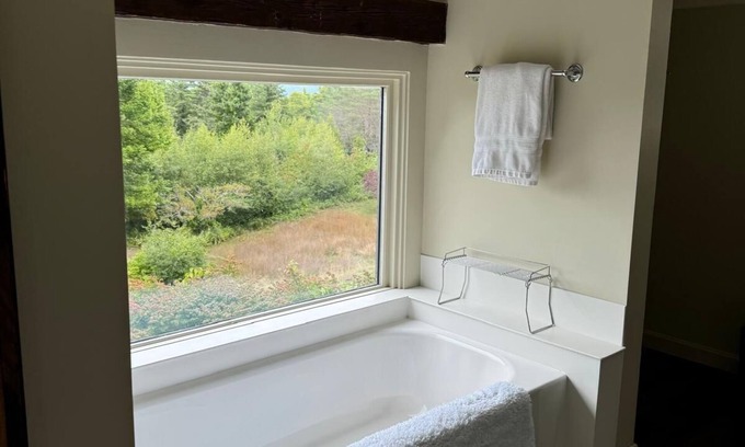Meadows Maison | Charming 2-bedroom barn in Northfield with WiFi and AC