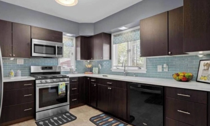 Godfrey Maison | Charming 2-bedroom Brick Ranch house wooded lot with WiFi in terrific Godfrey