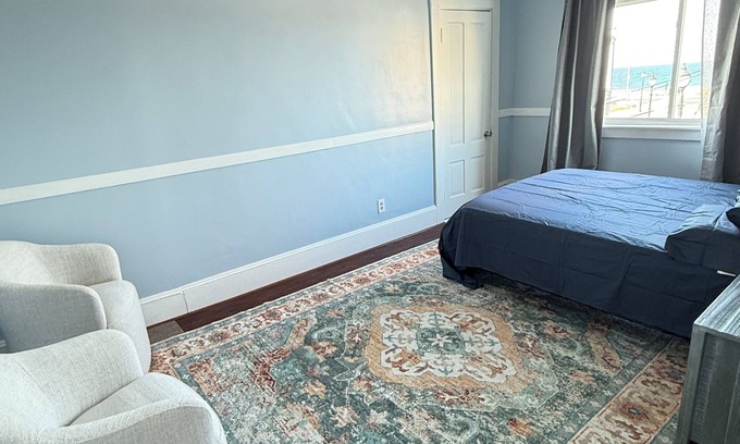 Hull Maison | Charming 2-bedroom building in delightful Hull with ocean view