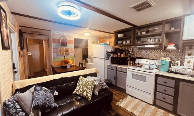 Dickinson Cabine | Charming 2-bedroom cabin with WiFi, AC in tranquil surrounding.