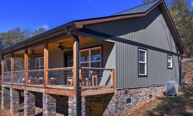 Tazewell Cabine | Charming 2-bedroom cabin located on the Clinch River in Tazewell, TN