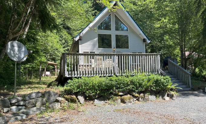 Paradise Estates Cabine | Charming 2-bedroom cabin with AC and WiFi in wonderful Ashford