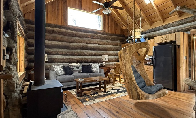 Elkland Cabine | Charming 2-bedroom cabin with WiFi, AC near marvelous Pleasant Hope, Mo.