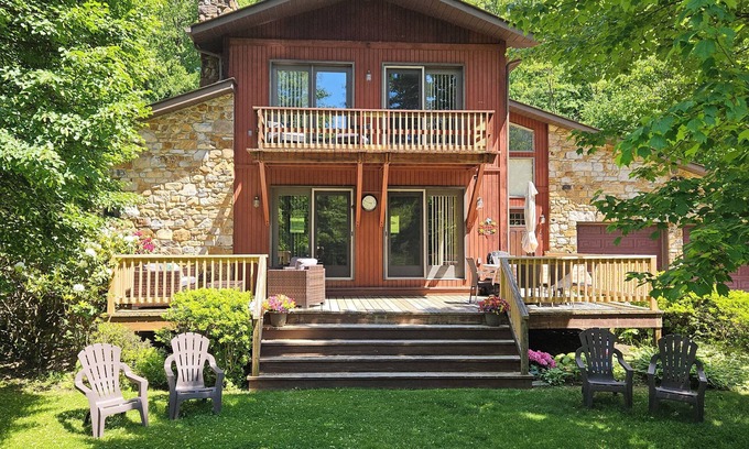 Hostetter Chalet De Ski | Charming 2-bedroom chalet style house in the country in delightful Latrobe