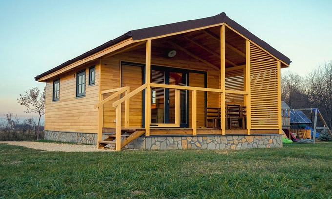 Zarnesti Chalet De Ski | Charming 2-bedroom chalet with WiFi, AC in fantastic Râșnov