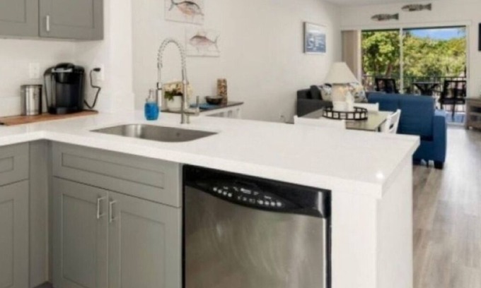Rock Harbor Copropriété | Charming 2-bedroom condo located in the enchanting Landings of Largo