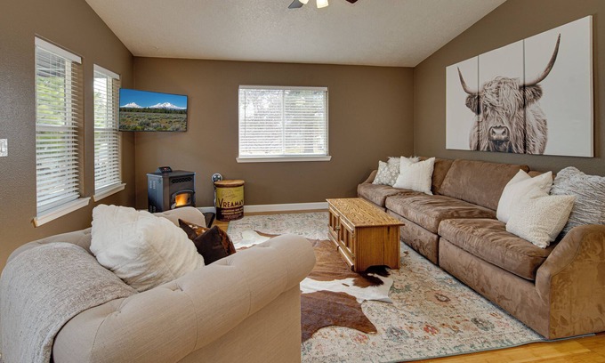 Sisters Copropriété | Charming 2-bedroom condo walking distance from cozy & quaint downtown Sisters.