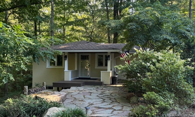 Willoughby Hills Maison | Charming 2-Bedroom Cottage on Scenic Property in Kirtland
