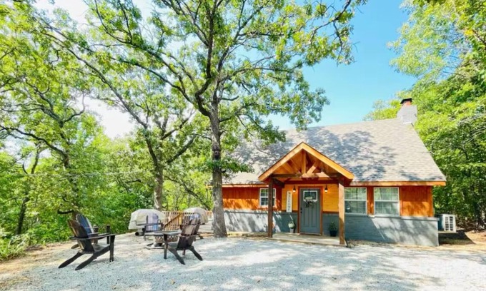 Cookson Cabine | Charming 2-bedroom cottage/cabin in serene Cookson, Ok right on Lake Tenkiller.