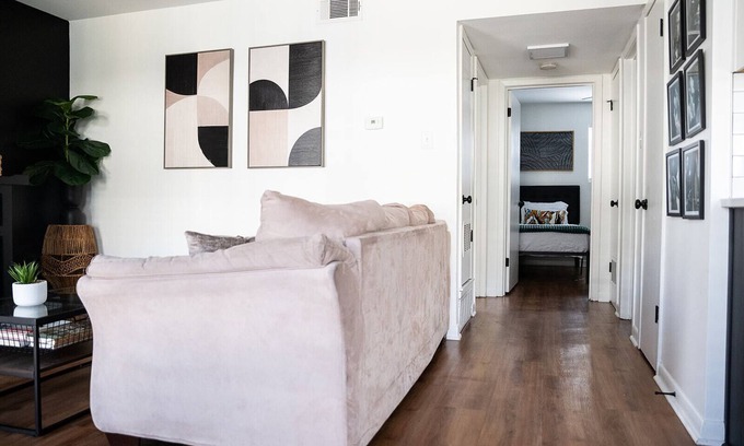 Medical District Appartement | Charming 2-bedroom downtown apartment with WiFi, AC, & Free Parking