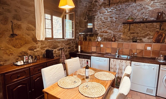 Santa Maria de los Caballeros Chalet De Ski | Charming 2-bedroom cottage with WiFi, AC in enchanting Los Cuartos de Gredos