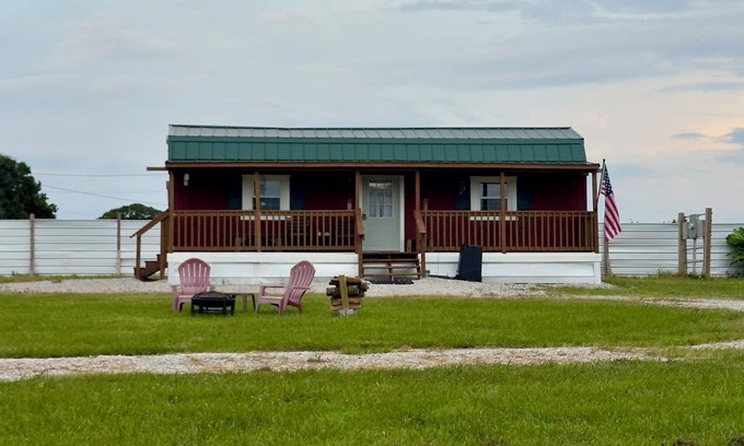 Decherd Autre | Charming 2-bedroom farmhouse near The Caverns and Woods Reservoir Lake