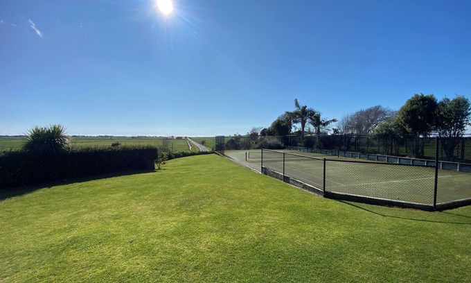 Pukehina Maison | Charming 2-Bedroom Guest House with Tennis Court near Beach