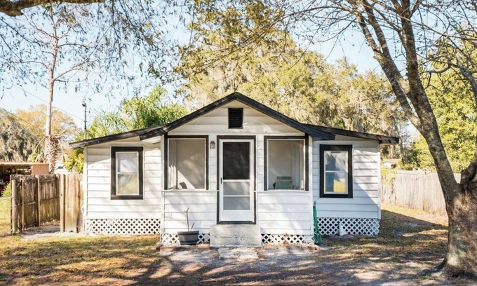 Walker's Island Maison | Charming 2-bedroom house with huge yard and firepit in Eagle Lake