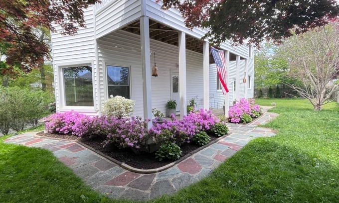 Morgan Point Maison | Charming 2-bedroom house by the Ocean with large garden and three decks