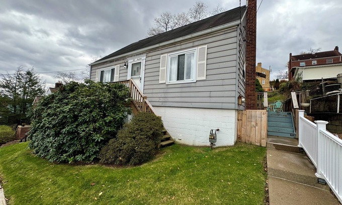 Brookline Maison | Charming 2-bedroom house with AC, WiFi in Pittsburgh