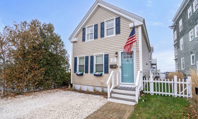 Swampscott Maison | Charming 2-bedroom house in welcoming Swampscott with private beach
