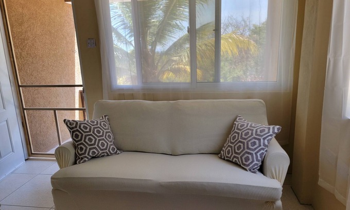 Crochu Appartement | Charming 2-bedroom hideaway near Cabier, full kitchen and air-conditioned rooms.