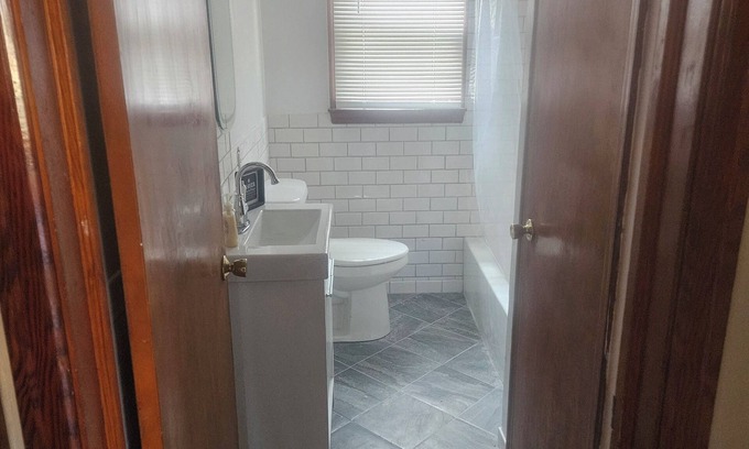 Stockwell Maison | Charming 2-bedroom house in Frankfort with AC