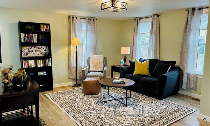 Galesburg Maison | Charming 2-bedroom house in historical Galesburg neighborhood