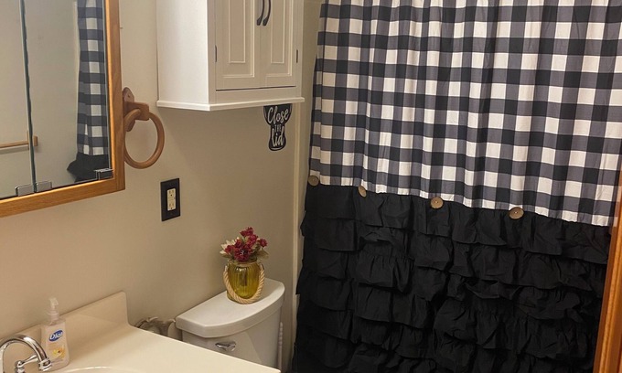 Hillsboro Maison | Charming 2-bedroom house in Hillsboro with Wi-Fi and a game room. Happy travels