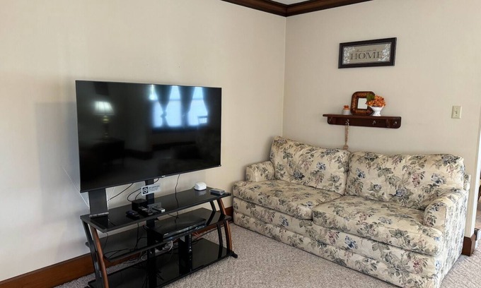 Palestine Maison | Charming 2-bedroom house in pleasant Palestine with WiFi, AC