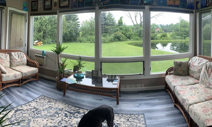 Williston South Maison | Charming 2-bedroom house close to the interstate with pond and WiFi in Williston