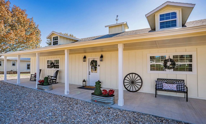 Dennis Maison | Charming 2-bedroom house in delightful Granbury with WiFi, AC