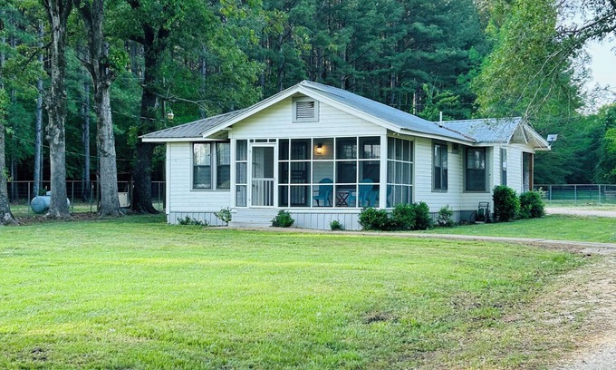 Lawrence Maison | Charming 2-bedroom house in the country with AC, WiFi and Pet friendly