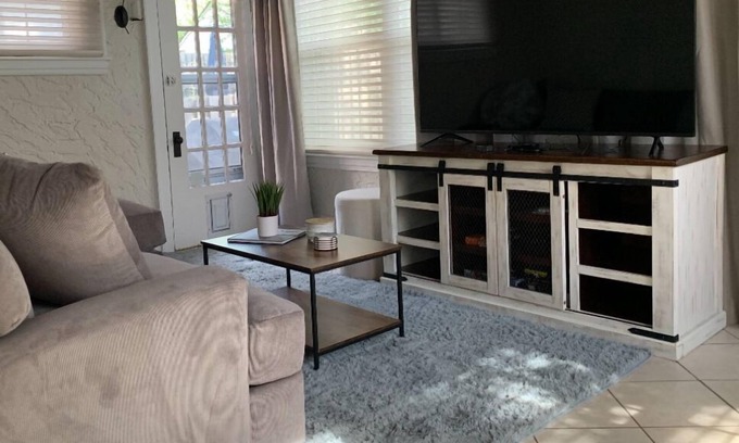 University City Maison | Charming 2-bedroom house within walking distance to Washu and Downtown Clayton