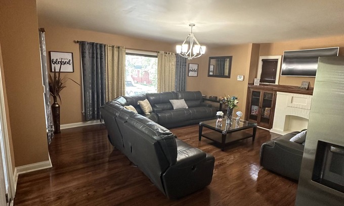 Maywood Maison | Charming 2-bedroom house in Maywood with WiFi, AC full basement with sofa bed