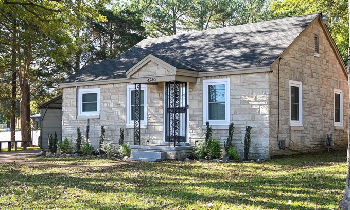 Whitehaven Maison | Charming 2-bedroom house in delightful Memphis with AC, WiFi