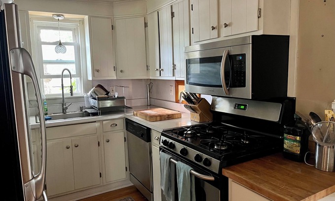 Peabody Maison | Charming 2-bedroom house with WiFi, AC in lovely Peabody