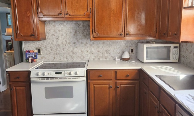 Windsor Maison | Charming 2-bedroom house with WiFi, AC in delightful Windsor.